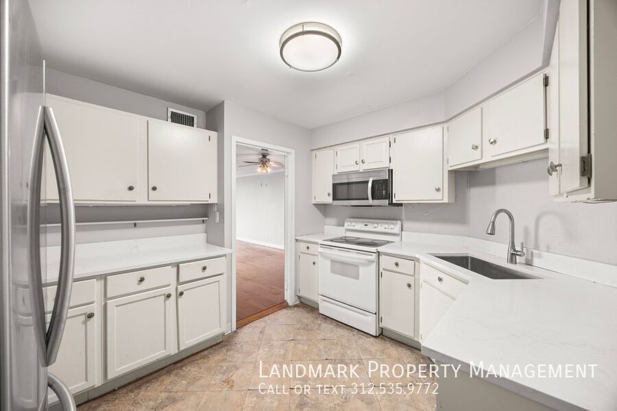 6033 N Sheridan Unit 35D property image