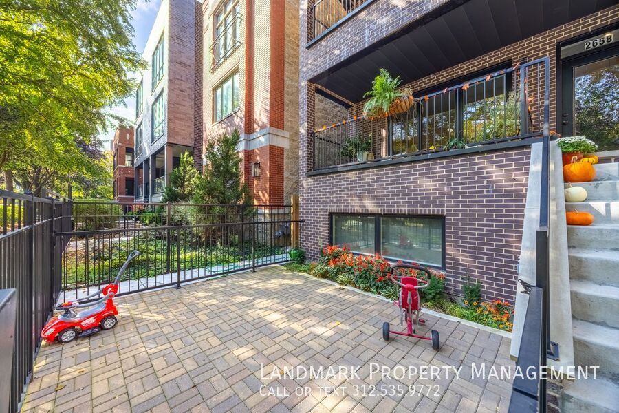 2658 N Bosworth Ave Unit 2 property image